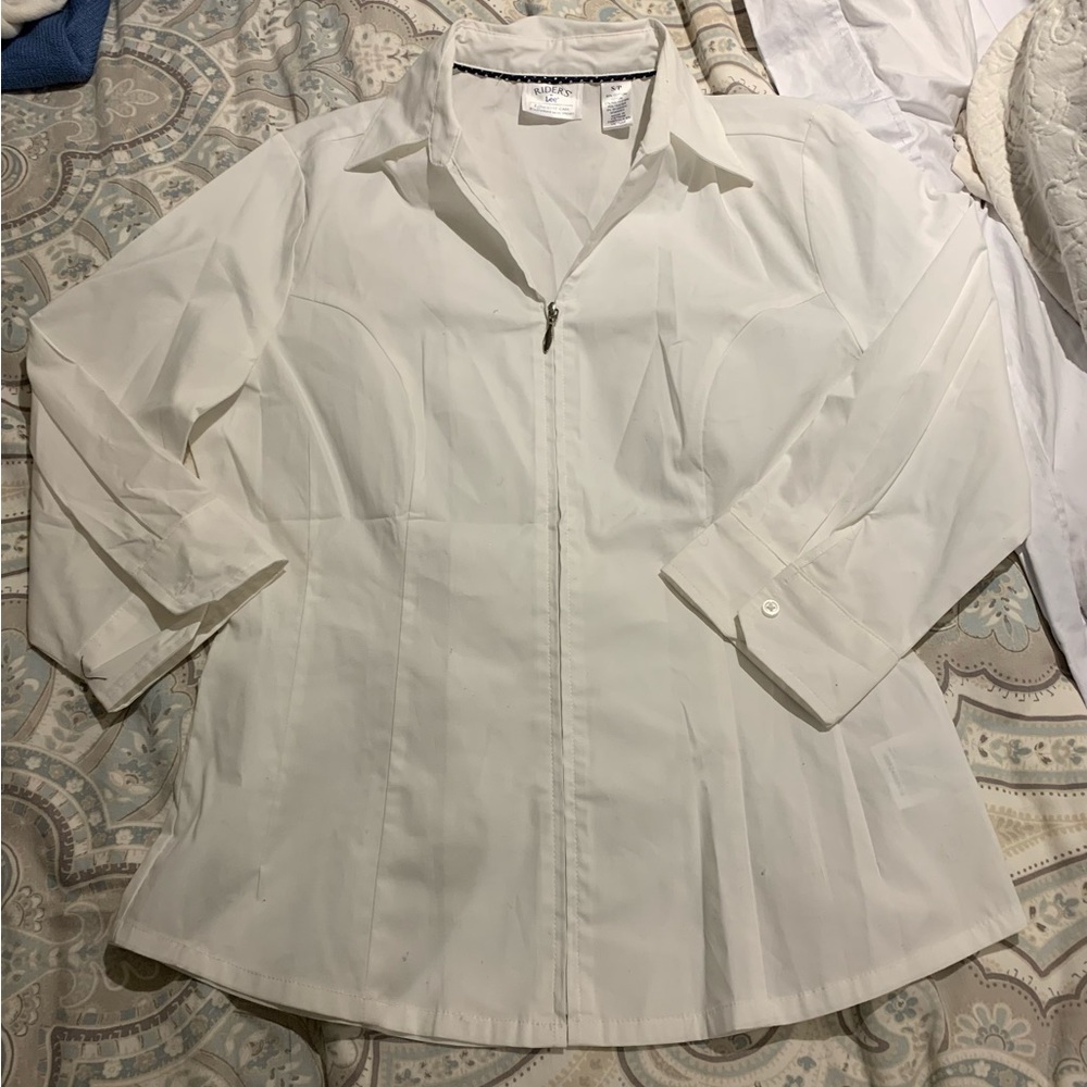 Cute fitted white zip up shirt with 3/4 sleeves by Lee